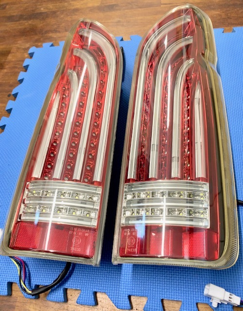 ☆中古品☆200系ハイエース LEDテールランプ HELIOS (ヘリオス)クリア