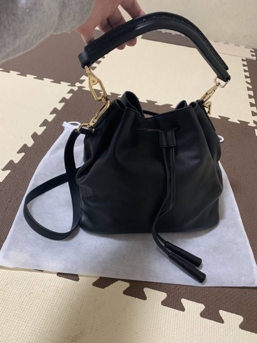 Charles & Keith トップハンドルバケットバッグ / TOP HANDLE BUCKET 