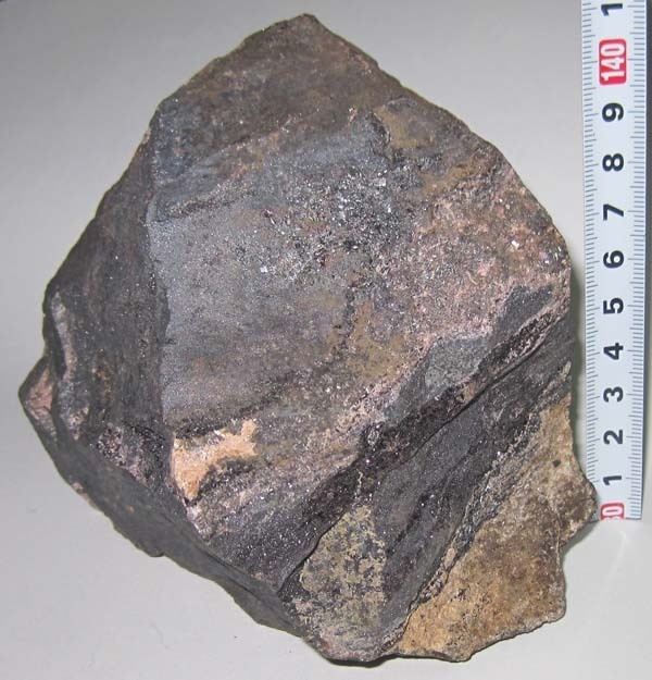 日本の鉱物　岩手県田野畑村　田野畑鉱山の神津閃石＆バラ輝石　約１．９ｋｇ　大型標本