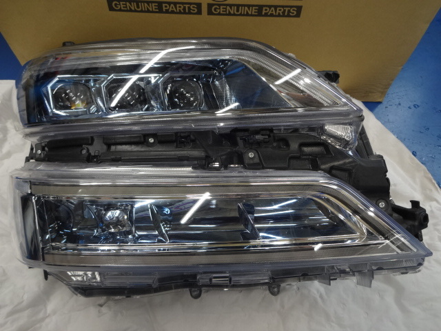  ヴェルファイア 　メーカーOP ３眼LEDヘッドランプ（右）_1