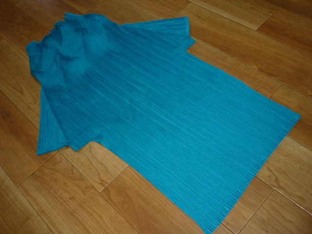 新品同様　プリーツプリーズ イッセイミヤケ　プリーツカットソー　ロイヤルブルー PLEASE PLEATS ISSEY MIYAKE プリーツプリーズ イッセイミヤケ