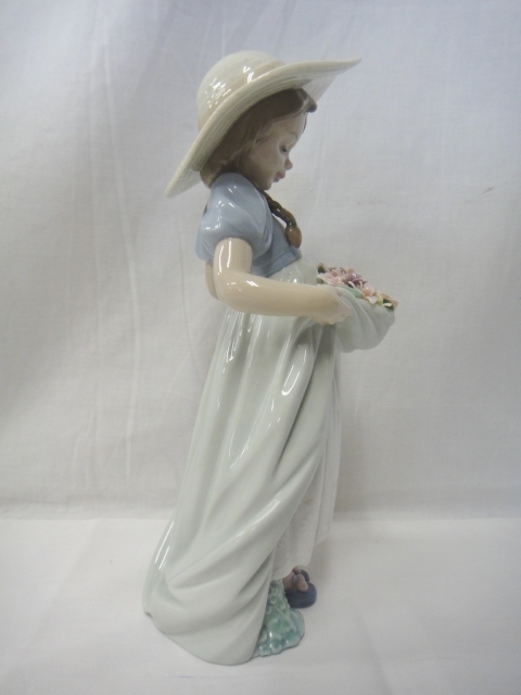リヤドロ たくさん摘めたよ! LLADRO ｜ フィギュ トーヨーキッチン