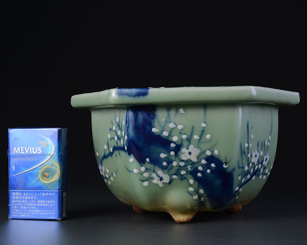 盆栽鉢 【加】667e 時代 青磁梅図六角三脚鉢 高さ 12，5cm / 植木鉢