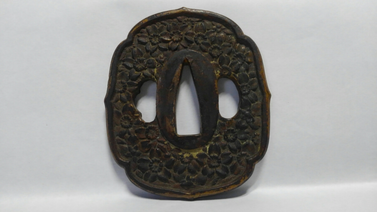 鍔 89式軍刀の鍔 日本刀装具 刀鍔 日本刀桜文様の軍刀 古美術 時代物 つば 細工 合金製 桜(鍔、刀装具)の中古品 -鍔 2026年最新Yahoo!オークション 金工 無銘 特別保存刀装具鑑定書