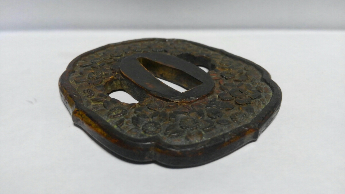 鍔 89式軍刀の鍔 日本刀装具 刀鍔 日本刀桜文様の軍刀 古美術 時代物 つば 細工 合金製 桜(鍔、刀装具)の中古品 -鍔 2026年最新Yahoo!オークション 金工 無銘 特別保存刀装具鑑定書