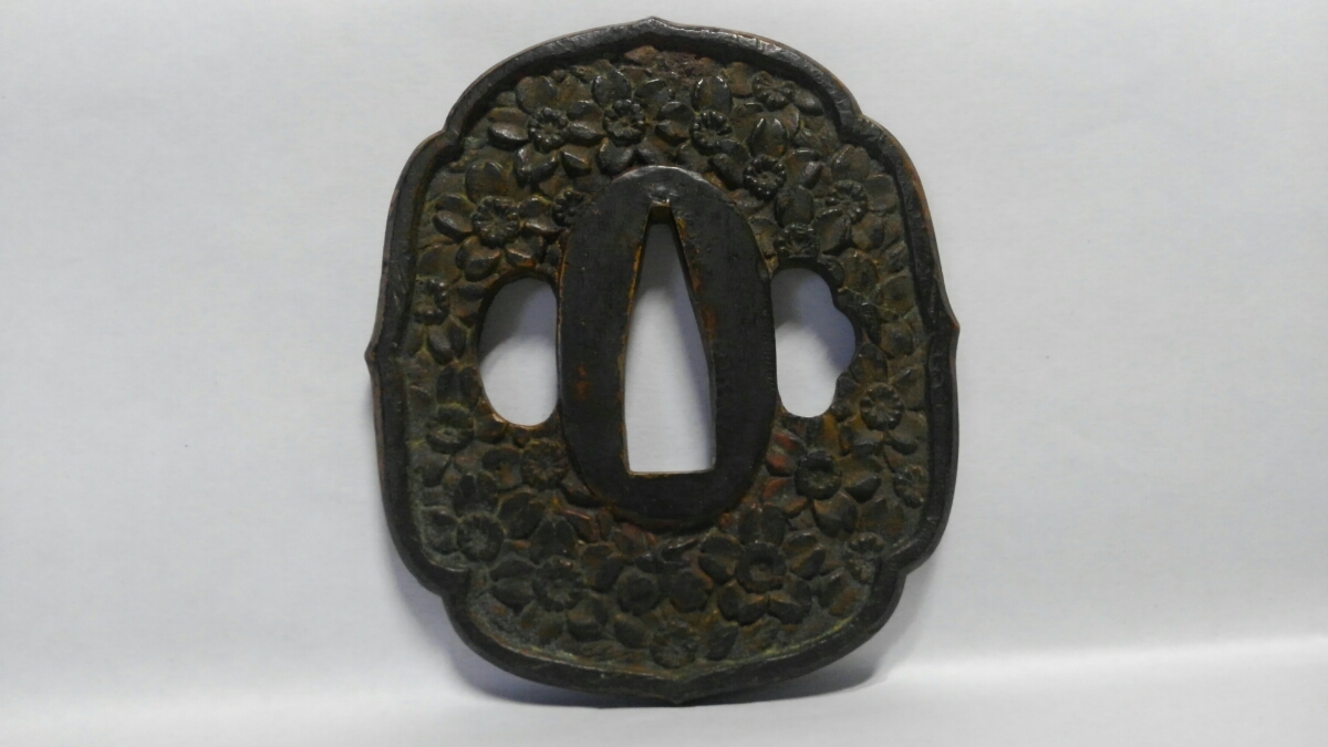 鍔 89式軍刀の鍔 日本刀装具 刀鍔 日本刀桜文様の軍刀 古美術 時代物 つば 細工 合金製 桜(鍔、刀装具)の中古品 -鍔 2026年最新Yahoo!オークション 金工 無銘 特別保存刀装具鑑定書