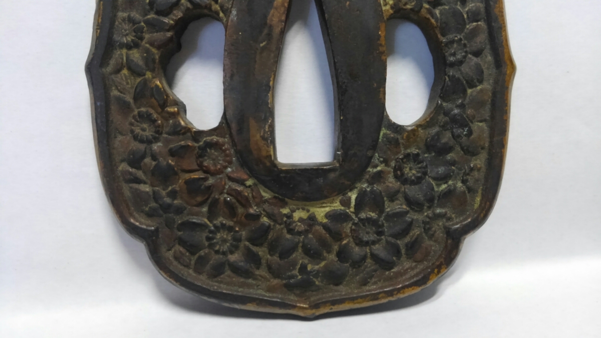 鍔 89式軍刀の鍔 日本刀装具 刀鍔 日本刀桜文様の軍刀 古美術 時代物 つば 細工 合金製 桜(鍔、刀装具)の中古品 -鍔 2026年最新Yahoo!オークション 金工 無銘 特別保存刀装具鑑定書
