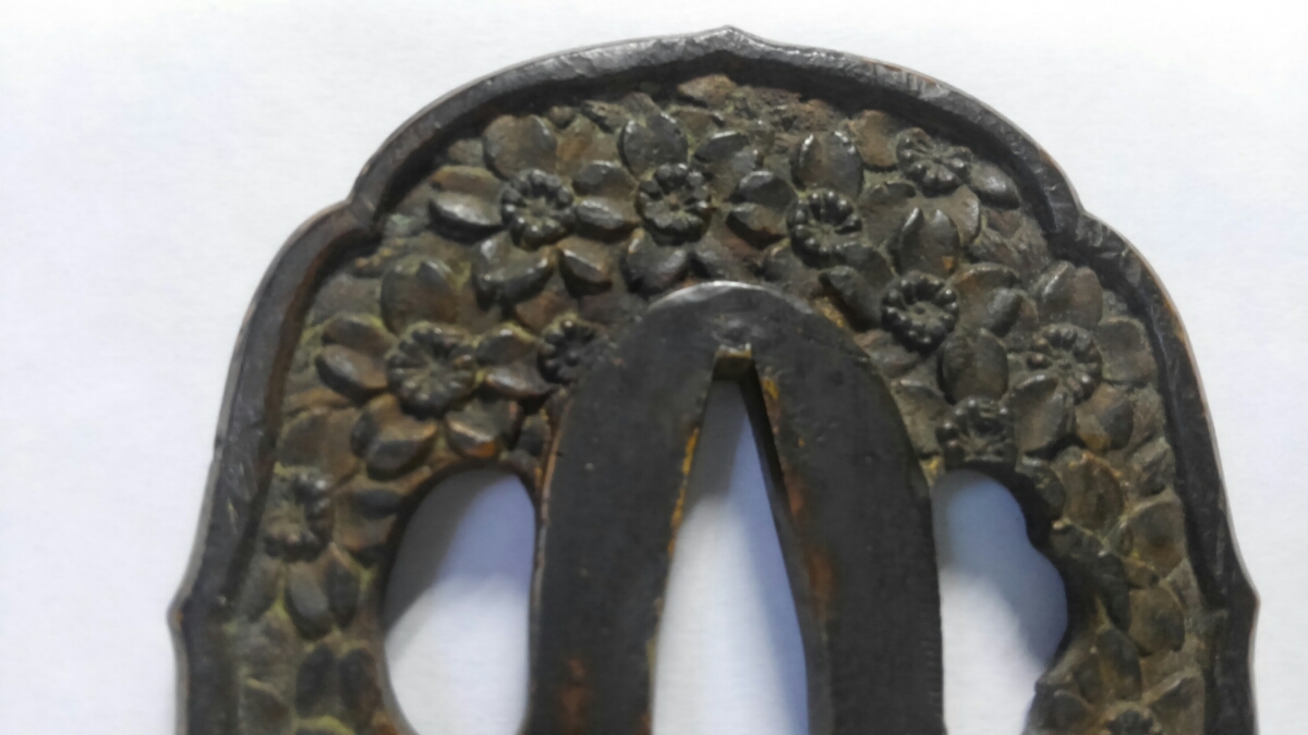 鍔 89式軍刀の鍔 日本刀装具 刀鍔 日本刀桜文様の軍刀 古美術 時代物 つば 細工 合金製 桜(鍔、刀装具)の中古品 -鍔 2026年最新Yahoo!オークション 金工 無銘 特別保存刀装具鑑定書