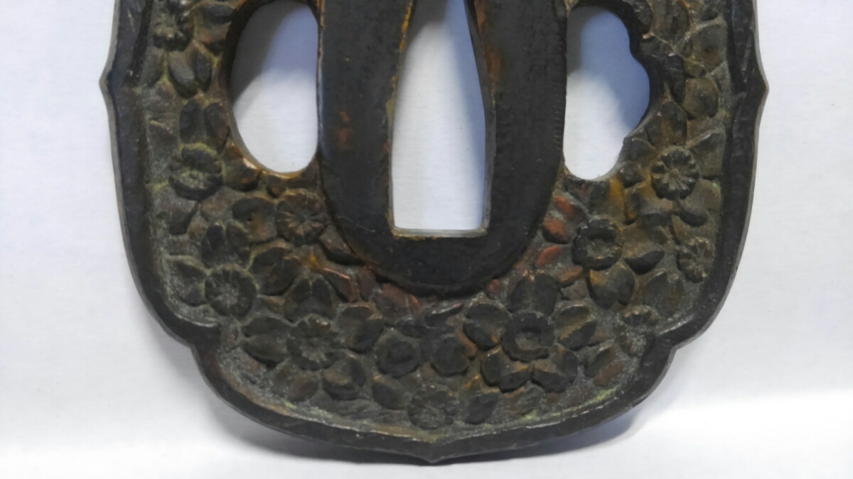 鍔 89式軍刀の鍔 日本刀装具 刀鍔 日本刀桜文様の軍刀 古美術 時代物 つば 細工 合金製 桜(鍔、刀装具)の中古品 -鍔 2026年最新Yahoo!オークション 金工 無銘 特別保存刀装具鑑定書