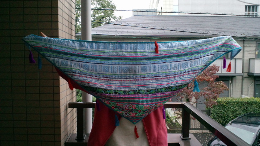 【送料無料】モン族 刺繍の古布 肩掛け　ストール　タペストリー アカ族_1