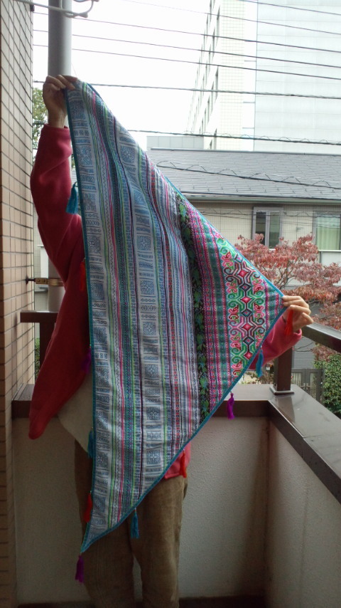 【送料無料】モン族 刺繍の古布 肩掛け　ストール　タペストリー アカ族_2