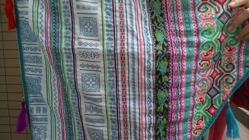 【送料無料】モン族 刺繍の古布 肩掛け　ストール　タペストリー アカ族_4