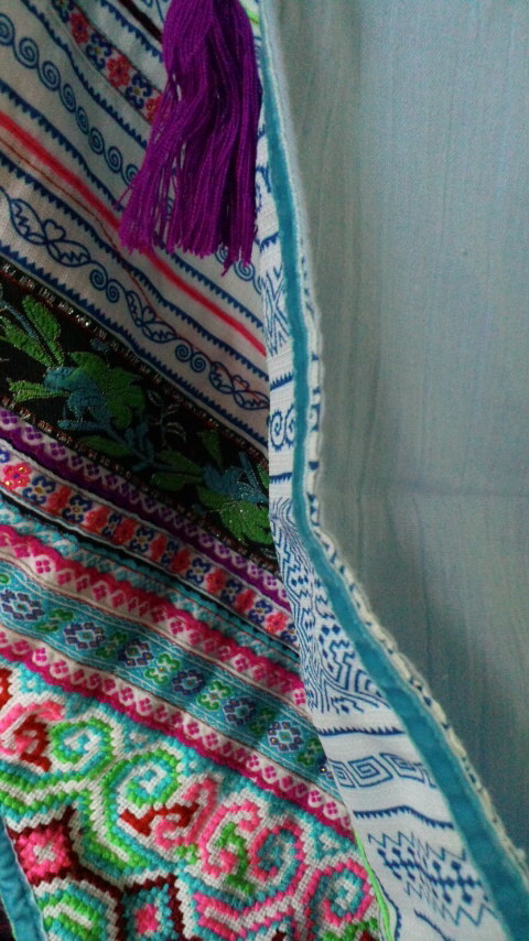 【送料無料】モン族 刺繍の古布 肩掛け　ストール　タペストリー アカ族_5