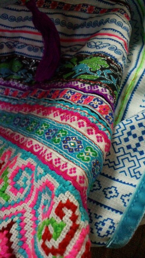 【送料無料】モン族 刺繍の古布 肩掛け　ストール　タペストリー アカ族_6