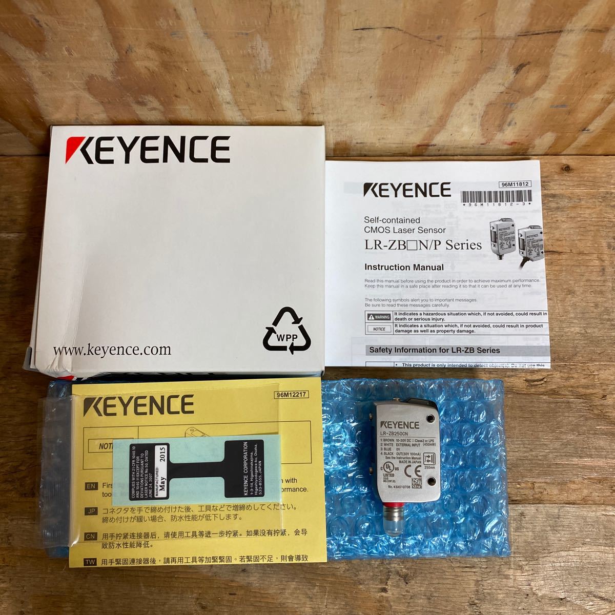 アンプ内蔵型CMOSレーザセンサ キーエンス KEYENCE 角型 未使用品 