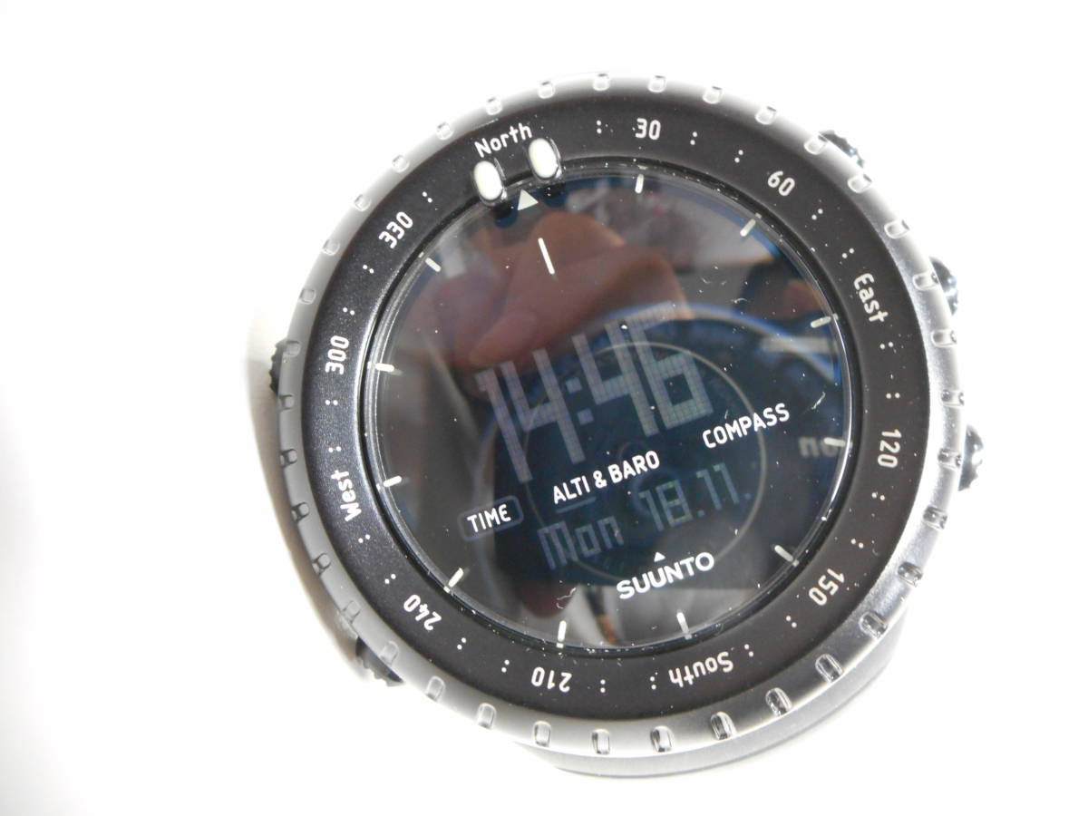中古 スントSUUNTOコアCoreオールブラックAll BLACKデジタルアウトドアスポーツウォッチメンズ 電池交換済み!