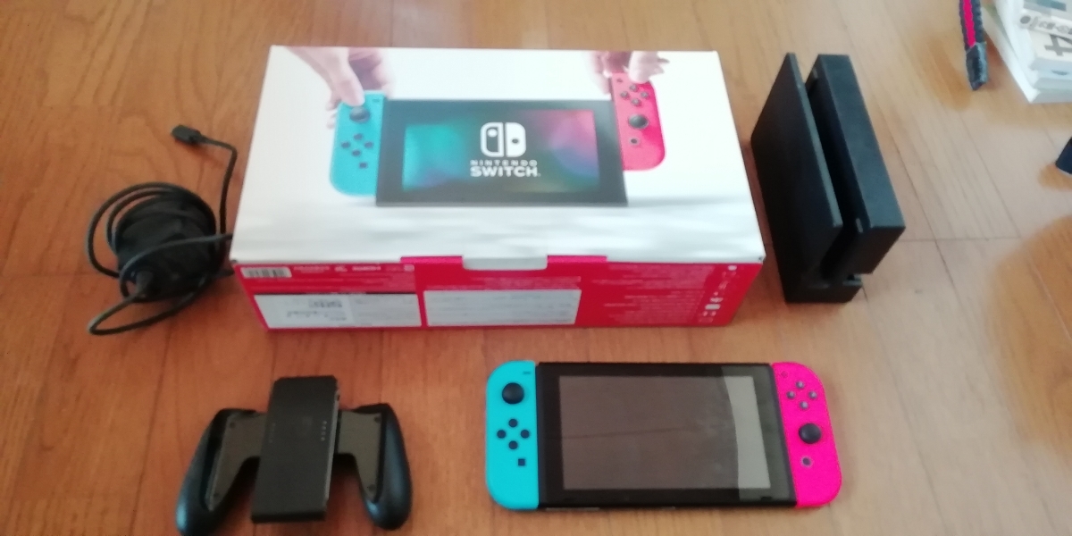 Switch 本体 ドック 付 充電器 中古美品⁄初期化済み switch 本体は