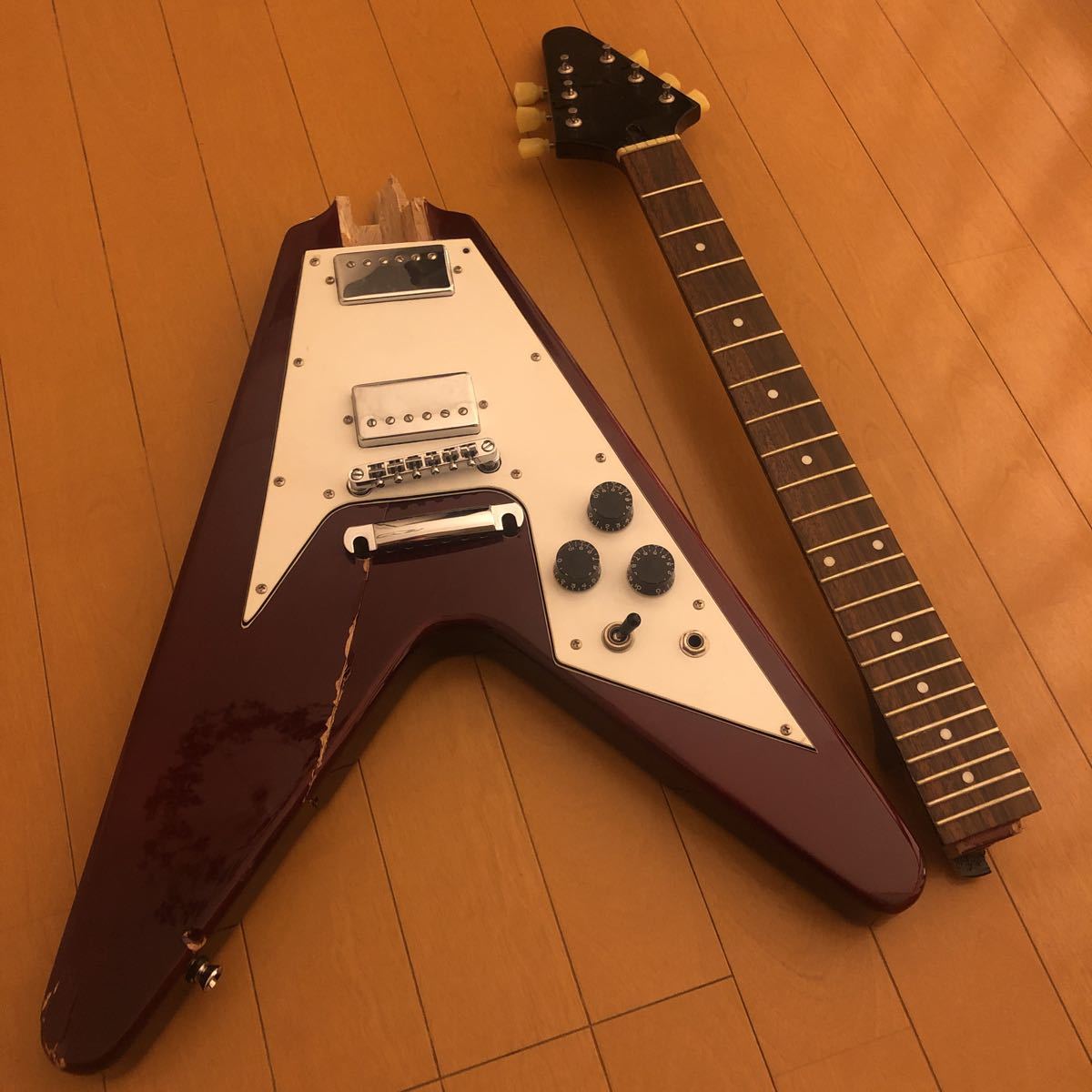 【ジャンク品】フライングV エレキギター※1月いっぱいの出品です 超絶ジャンク品 ギターフライングV メーカー不明 部品取り用 Yahoo