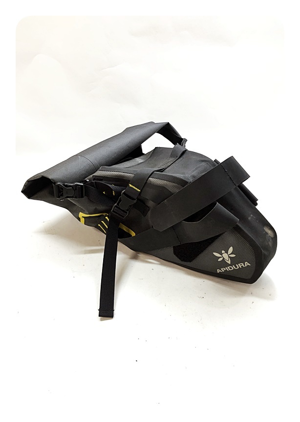 驚きの破格値，送料無料 アピデュラ APIDURA ドライ サドルバッグ グレー サイクルバッグ(サドルバッグ)｜売買されたオークション情報、yahooの商品情報をアーカイブ公開 - オークファン サドルバッグ