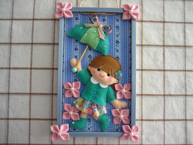 ハンドメイド フェルト◎雨の日もごきげん♪お散歩◎女の子◎紫陽花◎梅雨◎傘◎木箱◎壁飾り リース 