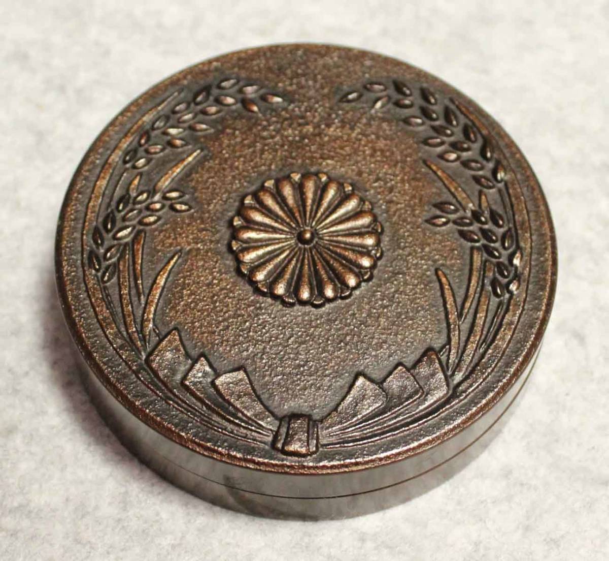 叙勲・褒章・叙位 朱銅色｜美術工芸鑑 四季 真鍮製花瓶 菊紋入 叙勲