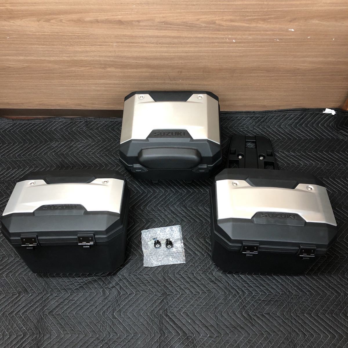○ SUZUKI Vストローム250 (LC6DS11AZ011)用 パニア セット 鍵二本