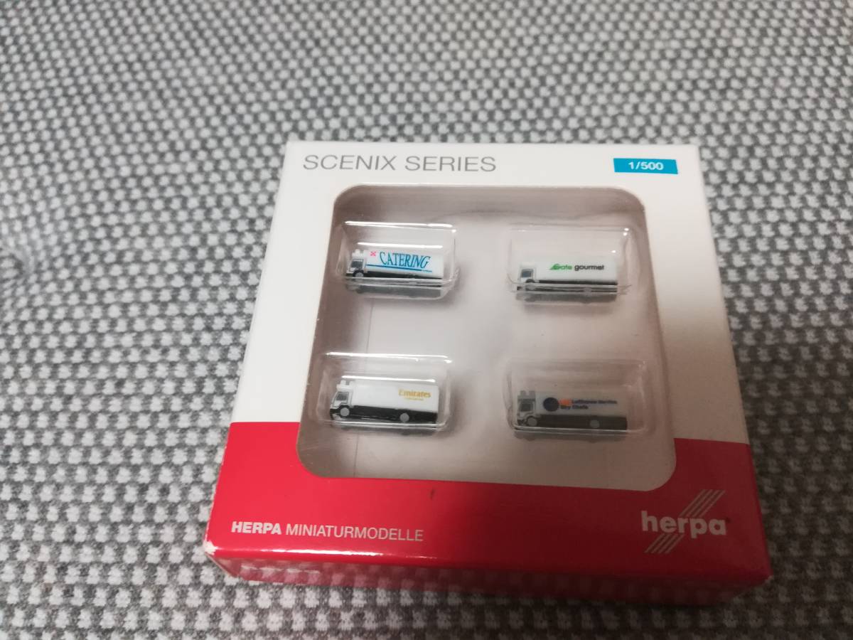 空港ジオラマアクセサリー 機内食運搬車（ケイタリングカー）4台セットA380対応 Herpa Wings herpa 1⁄500 Trucks メルカリ ケータリング車両セット