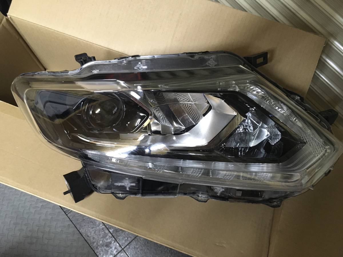 日産 エクストレイル T32 右ヘッドライト LED 中古品 右のみ 前期用