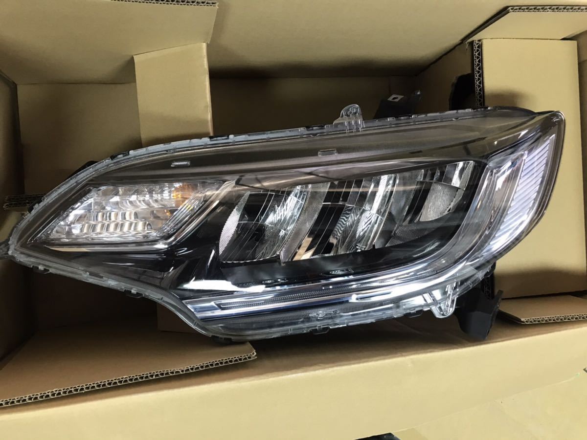 フィット　ハイブリッド　左　ヘッドライト LED