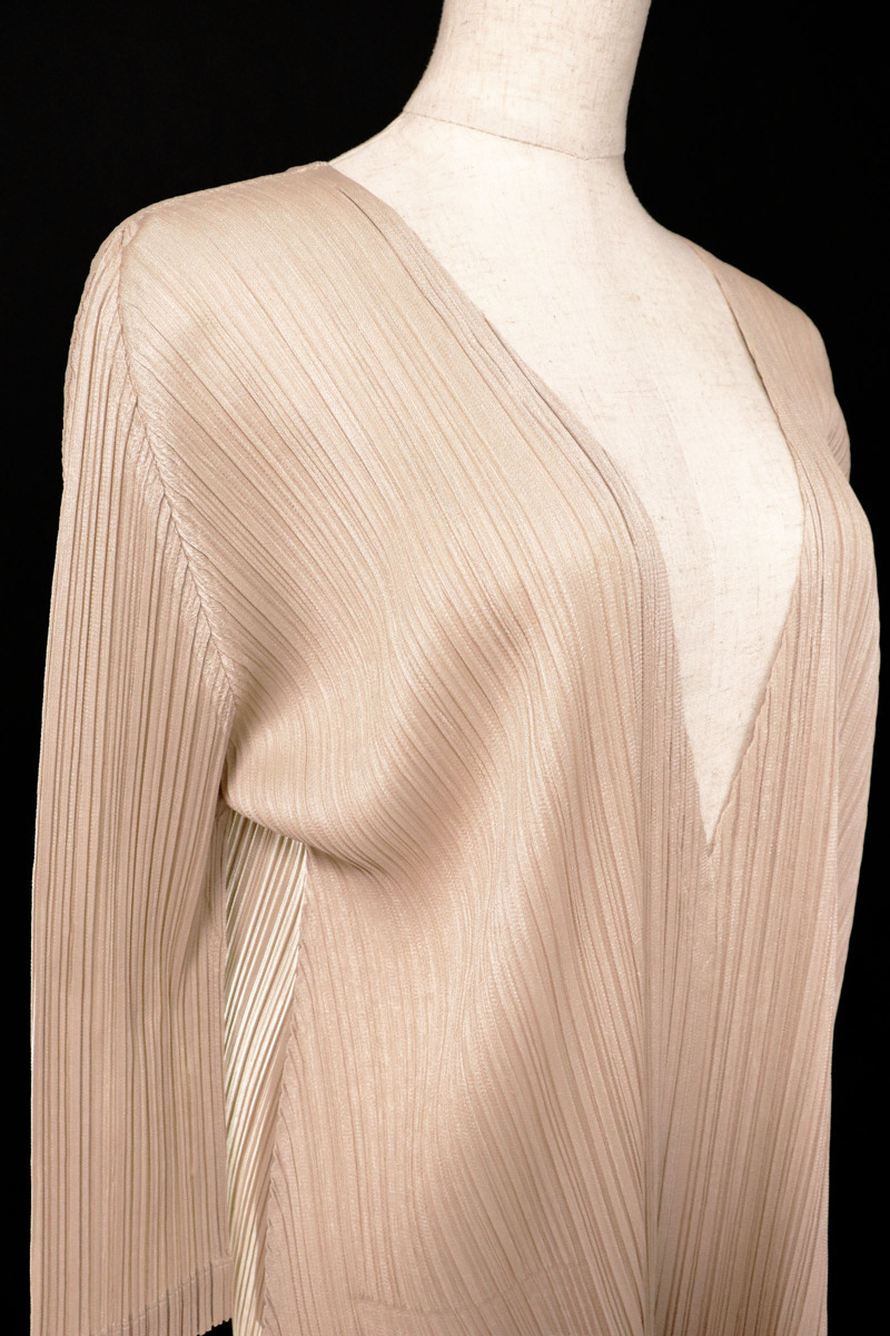 pleats please イッセイミヤケ 青いVネック半袖Tシャツ PLEATS PLEASE