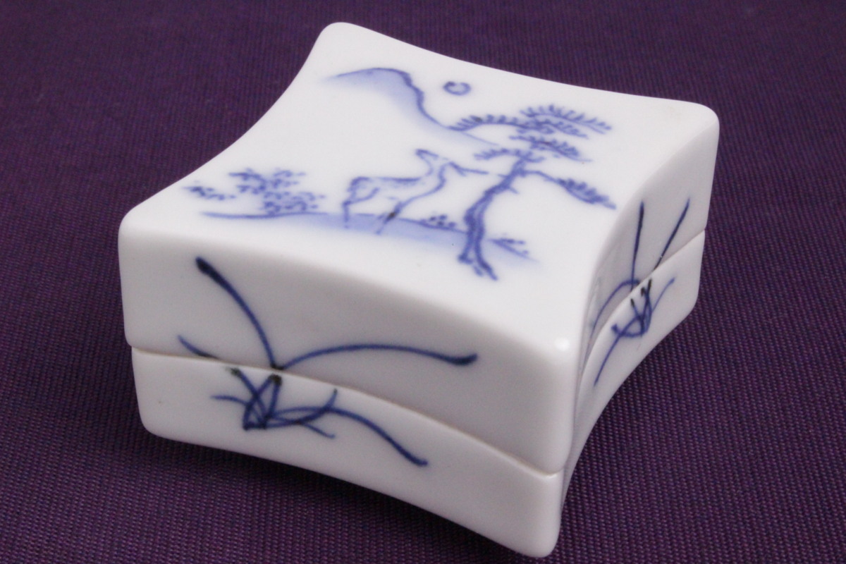 狸庵-RS」 二代 諏訪蘇山 作 染付香合（縦横4㎝） / 茶道具