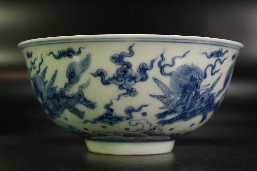 金閣】中国美術 青花 霊芝雲 麒麟紋 碗 大明成化年製 款
