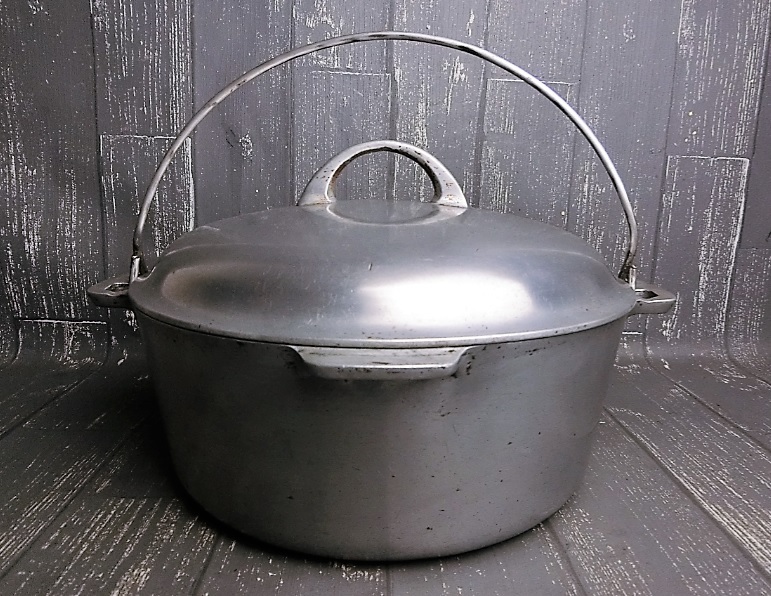  激レア Griswold Tite-Top Dutch Oven #８グリスウォルド アルミ ダッチオーブン トリベット付き 1920年代 MADE IN USA(ダッチオーブン)｜売買されたオークション情報、yahooの商品情報をアーカイブ公開 - ダッチオーブン