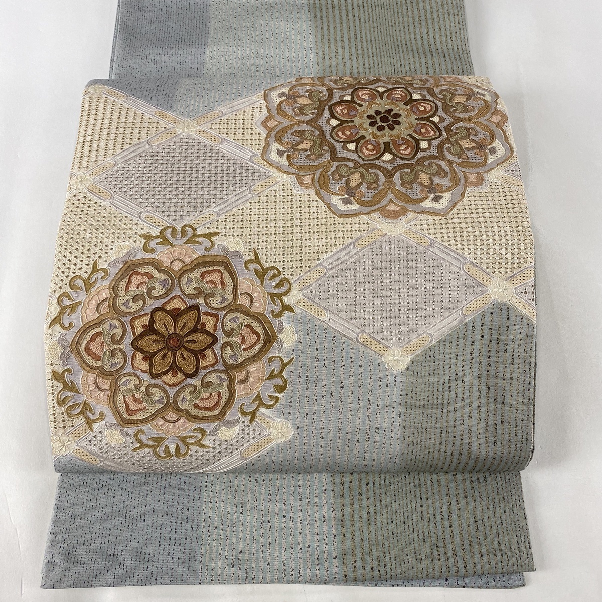 SALE，最新作 袋帯 名品 紬地 華文 菱文 汕頭刺繍 灰色 お太鼓柄 正絹(仕立て上がり)｜売買されたオークション情報、yahooの商品情報をアーカイブ公開 - オークファン 仕立て上がり