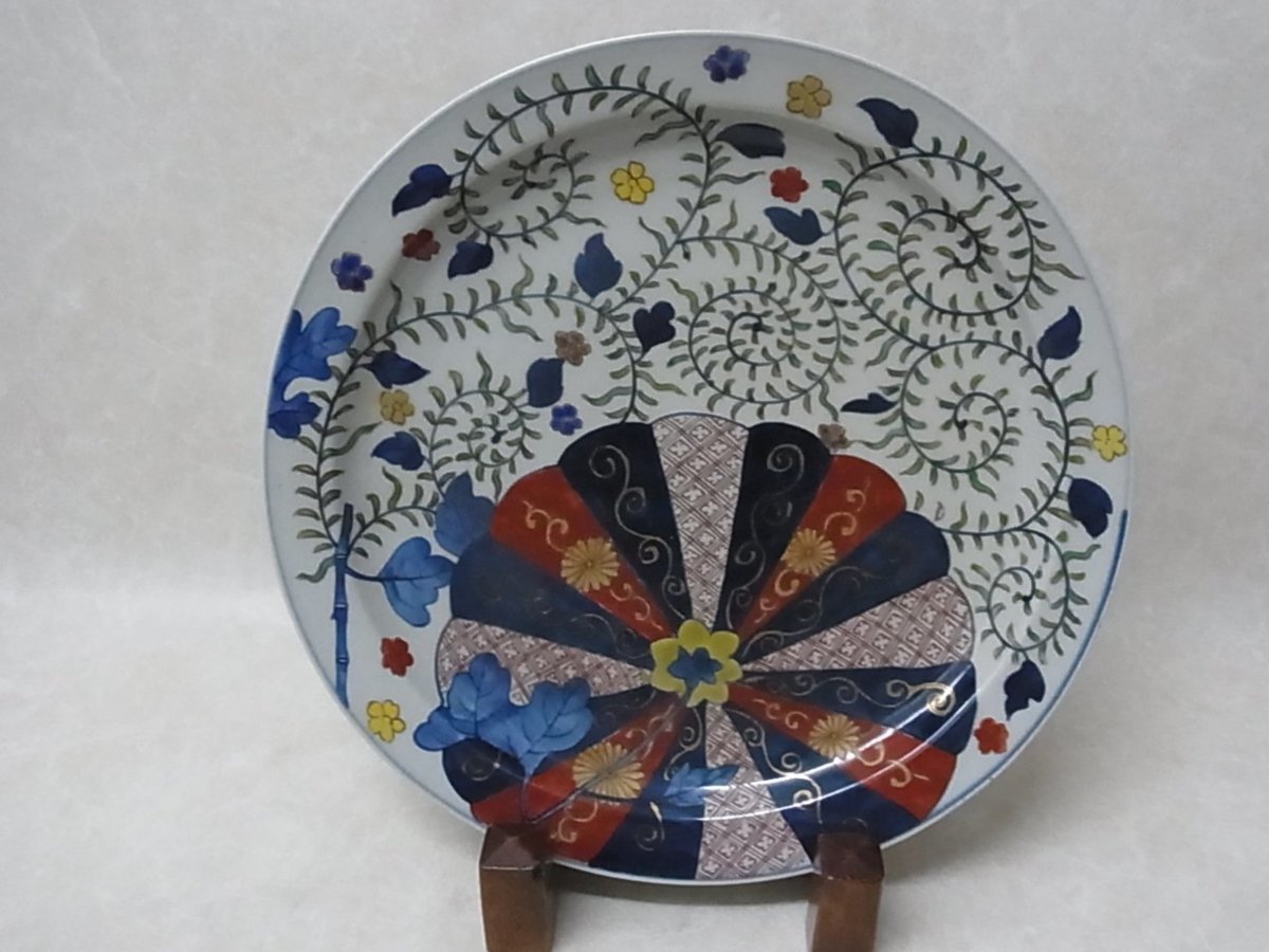 【格安，品質保証】 蔵出し 古伊万里 色絵金彩 見事な図柄の飾皿 唐草 十六弁菊花文 直径 32.9cm 唐木皿立付 3273 K(その他)｜売買されたオークション情報、yahooの商品情報をアーカイブ公開 - オークファン 伊万里、有田