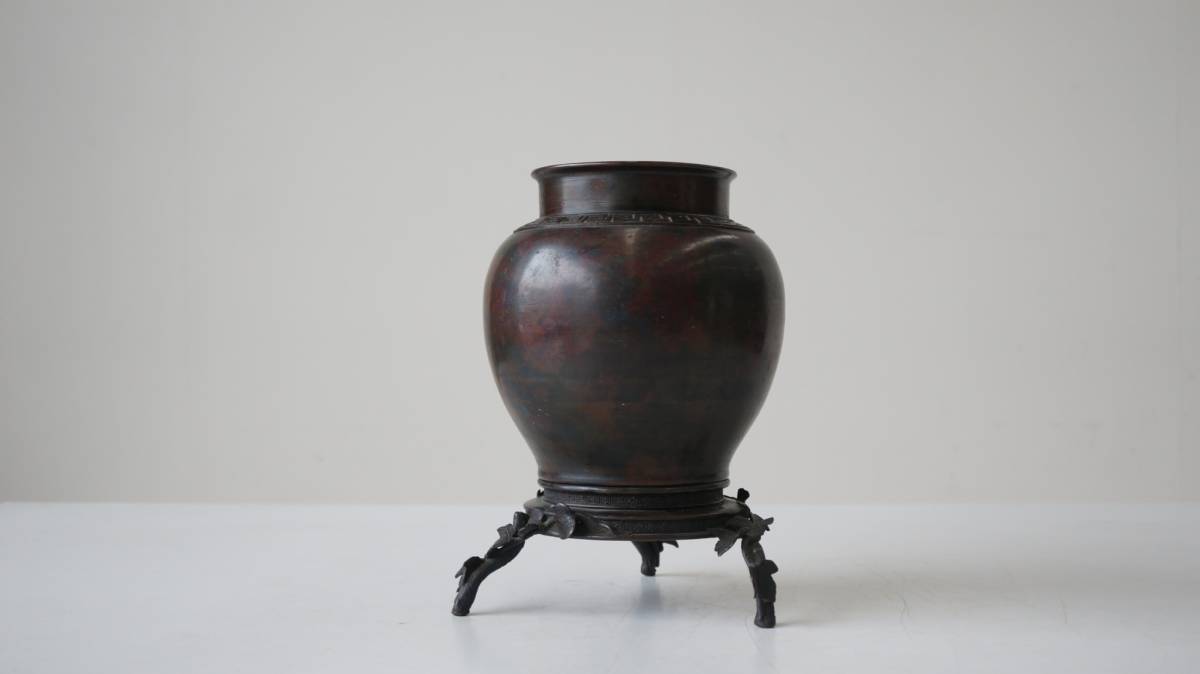 時代物 市川東玉斎 金工師 在銘 銅製三足流雲文獣足丸形花入 東玉 銅製