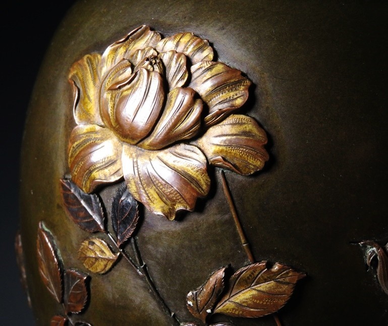 治金工家『芳盛』作 黄銅製 金銀銅象嵌鹿古代人物紋花瓶二