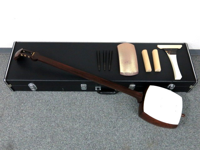 新作登場，定番 D716 F 地唄 三味線 紅木トチ多め 丸打胴 破れ無し べっ甲バチ ケース付 直接引き取り可(本体)｜売買されたオークション情報、yahooの商品情報をアーカイブ公開 - オークファン 本体