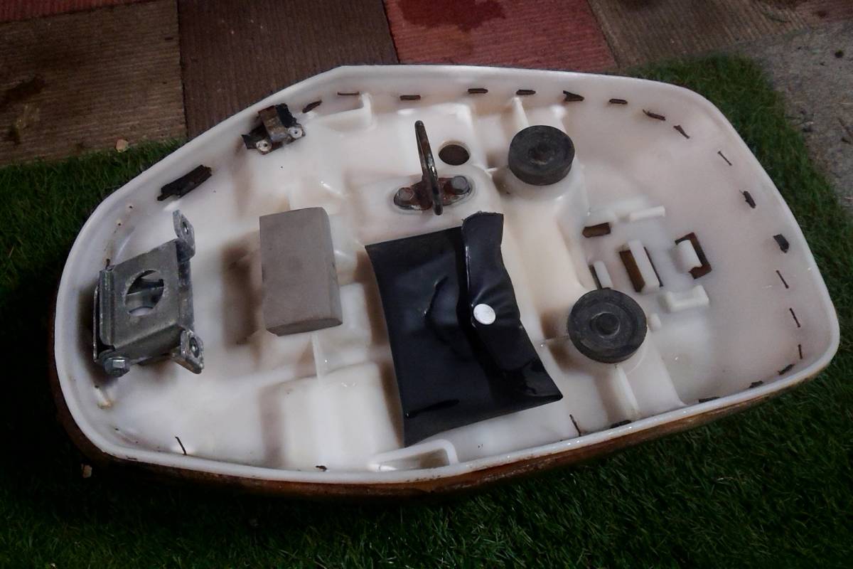 27Vヤマハペリカンジョグ シート台座レストアに_3