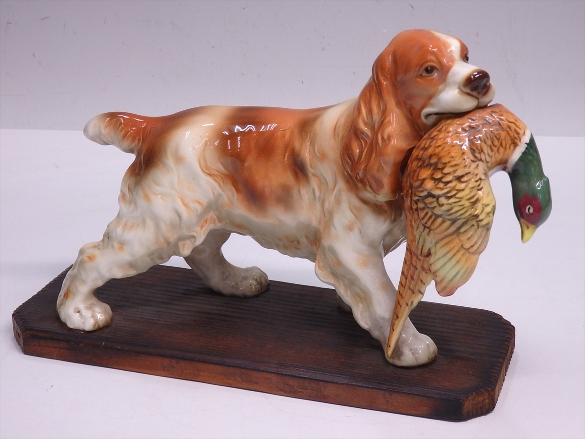 洋風インテリア 陶器 鳥を咥えた狩猟犬の置物 横約19 5cm 縦28cm 木製台 洋陶器 オブジェ イングリッシュスプリンガースパニエル 洋風 売買されたオークション情報 Yahooの商品情報をアーカイブ公開 オークファン Aucfan Com