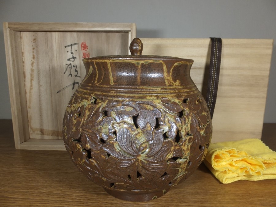 博物館展示品 来歴有 2133 宋時代 龍泉窯三足香炉 火屋付 幅約10cm (検