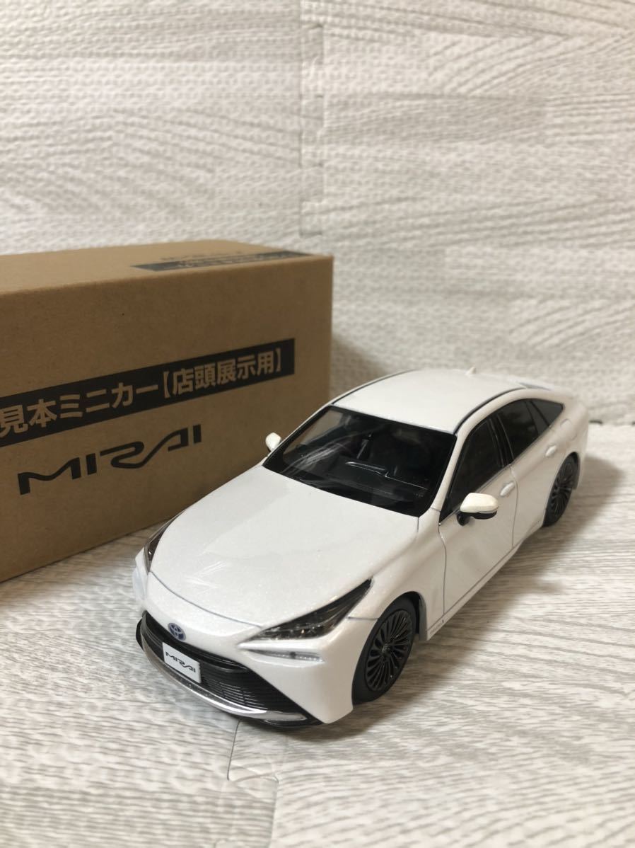 新品未開封　トヨタ　ミライ　ミニカー　ホワイト　色見本　1/30 1/30 トヨタ 新型ミライ MIRAI カラーサンプル 非売品 ミニカー