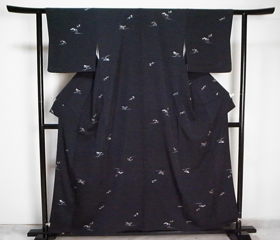 【着物のちさと屋】D73　着物・長着 袷　極美品　正絹ちりめん　濃黒紺地・染小柄図箔置模様　アンテーク