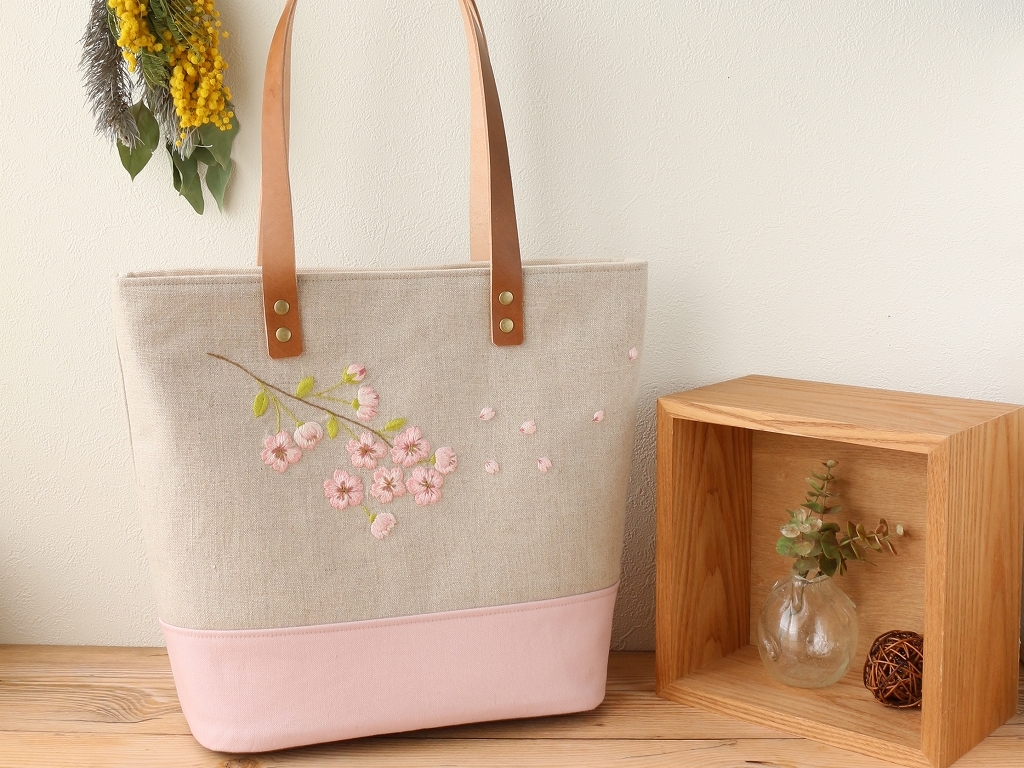 ハンドメイド‥手刺繍‥トートバッグ‥桜が咲く季節に‥リネン‥本革の持ち