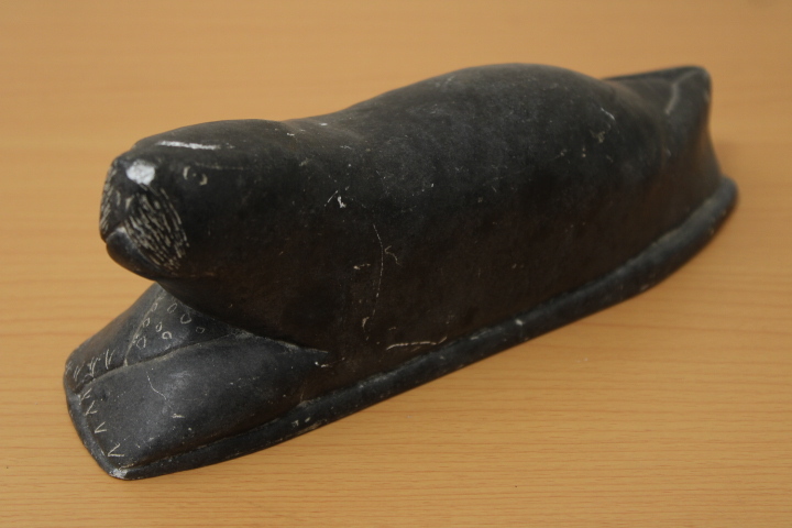 Inuit Eskimo Art イヌイット エスキモーアート 石の彫刻 アザラシ オブジェ 置物 アンティーク 美術品 骨董品 オブジェ 売買されたオークション情報 Yahooの商品情報をアーカイブ公開 オークファン Aucfan Com