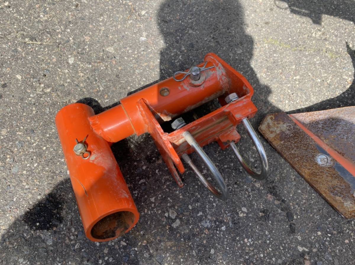 クボタ 中古 片培土器 取付金具付き トラクターパーツ 培土器 取付金具 サイドステイ サイドスキ クボタトラクターX-20にて使用_6