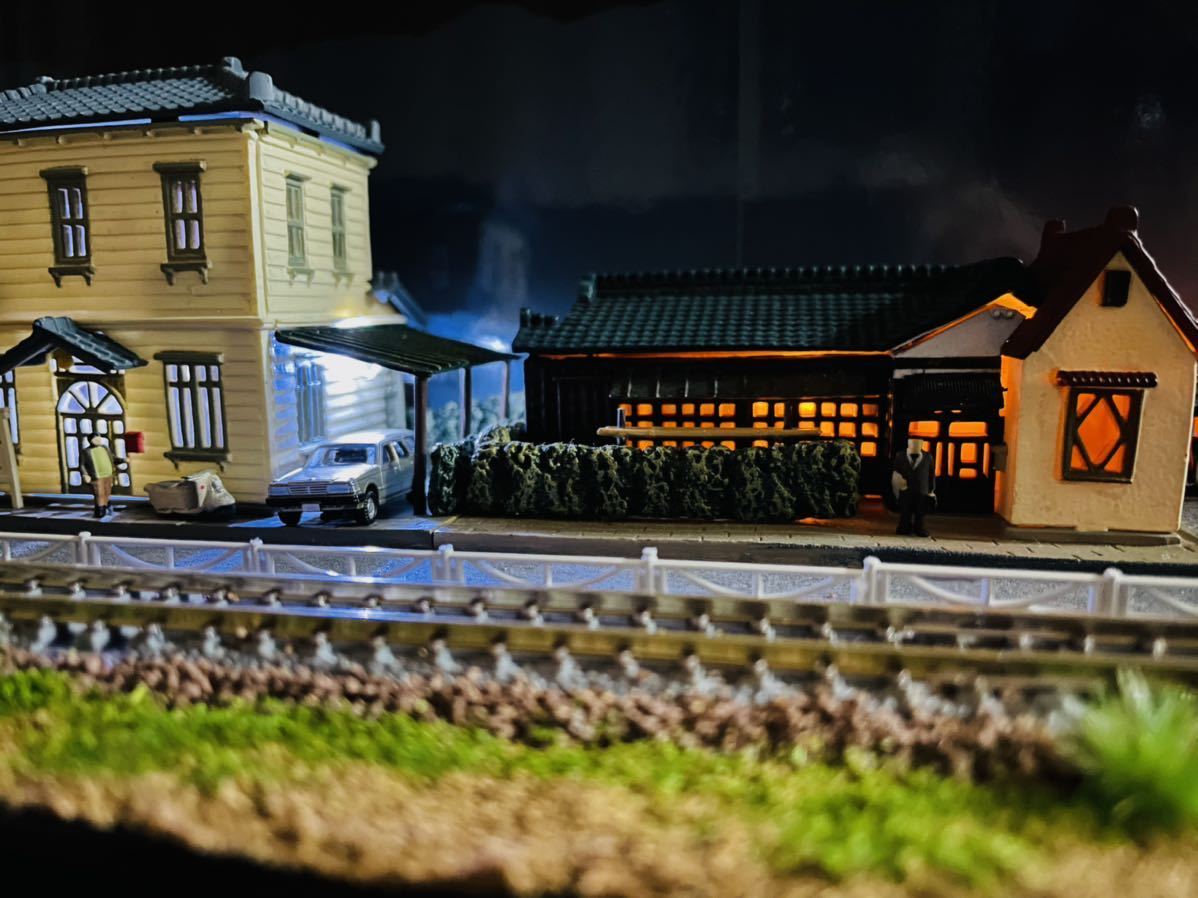 Nゲージ　鉄道ジオラマ　模型　レトロな鉄道車庫　LED照明付き 鉄道模型 Nゲージ ジオラマ LED電飾 昭和レトロ 車輌展示台 車輌保管