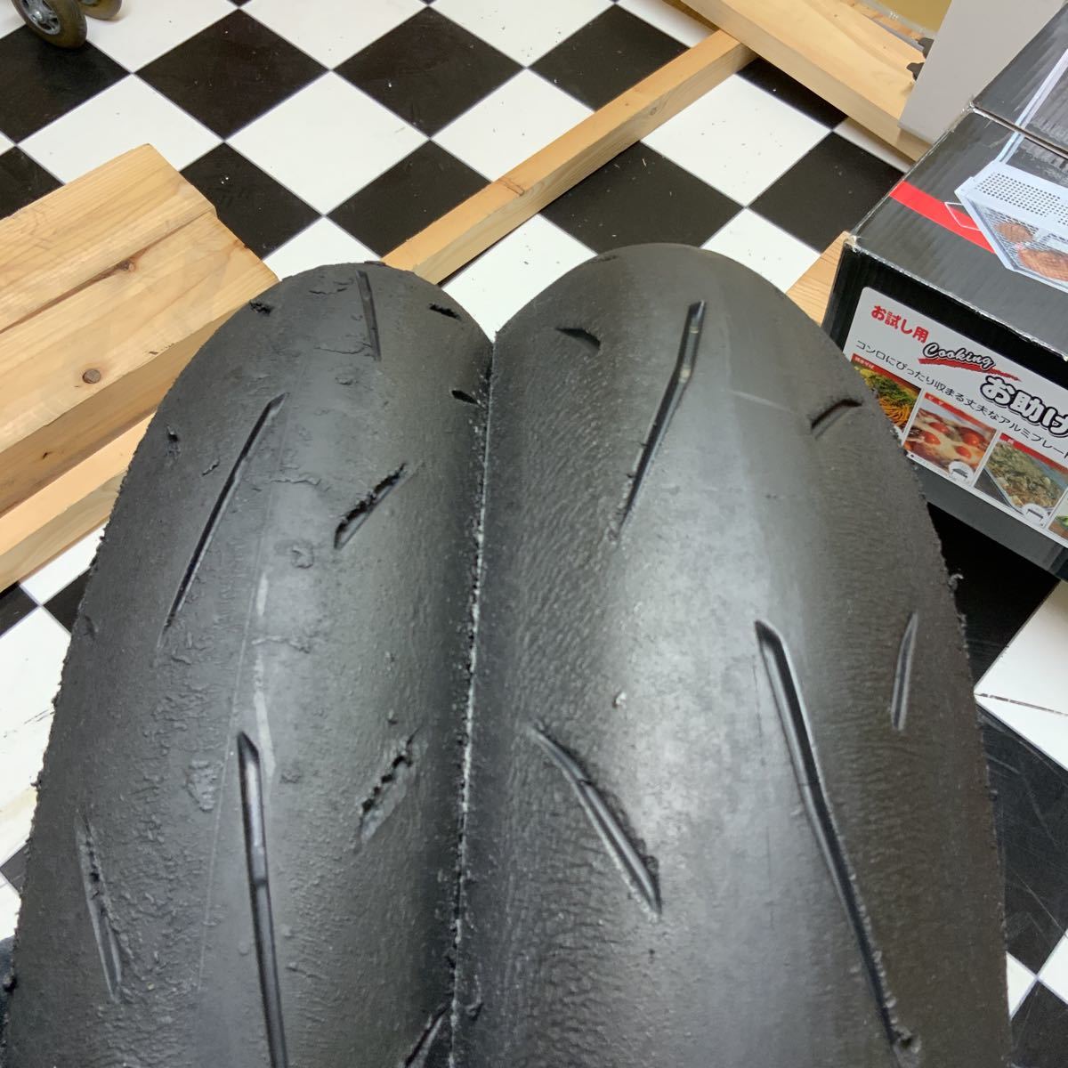 ダンロップ ‪α‬-13SP 110 150 バリ山　ラップで巻いて保管してます 9 バリ山 JP250 α-13SP 110/70 140/70R17 ラップ巻室内保管 R11 150/
