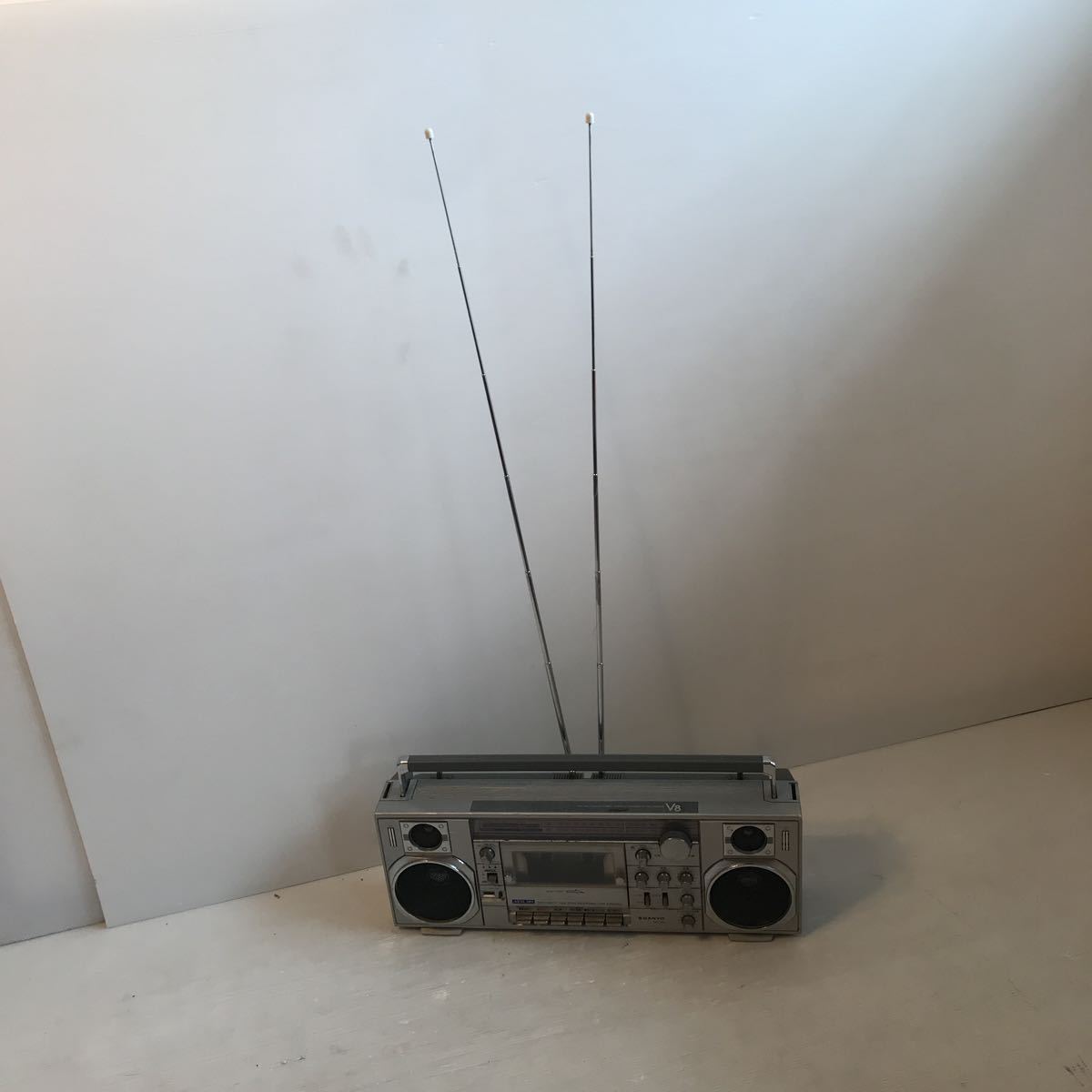 SANYO サンヨー MR-V8 ラジカセ シルバー 昭和 レトロ ジャンク品
