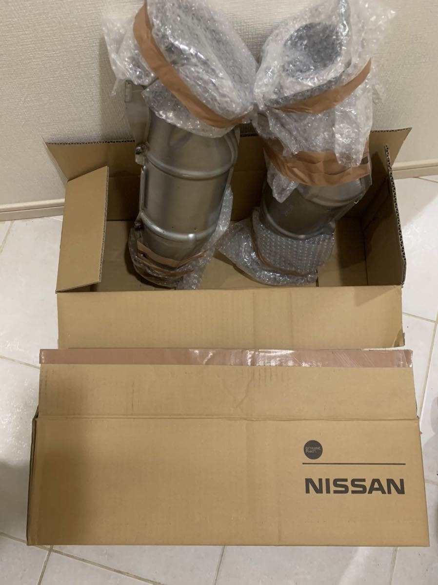 ★日産 R35 GT-R 新品 純正 第一触媒左右 ★_1